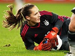 Laura Benkarth vom SC Freiburg ist die Nummer zwei im deutschen Tor bei ...