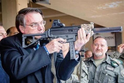 bolsonaro assina decreto que facilita porte de armas fomos no limite da lei o dia brasil