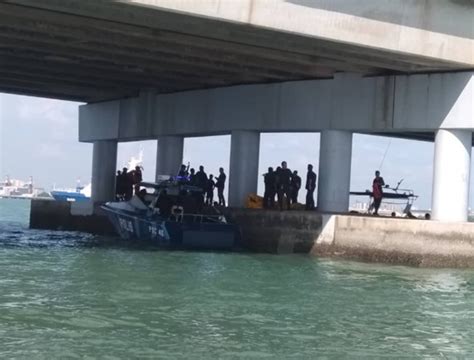 Terrifying accident in penang, georgetown near jetty area. Penang Bridge Accident: SUV found