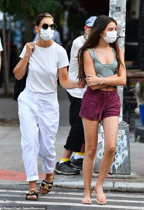Katie Holmes And Daughter Suri Cruise 15 Brave The Summer Heat While Stepping