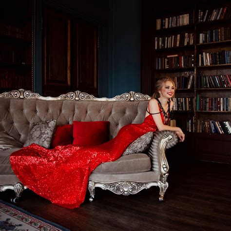 Девушка на Красном диване 30 фото