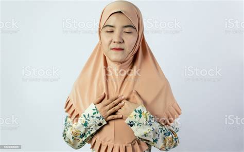 Muslim Business Woman Wearing Hijab Showing Expression Of Hope Closing
