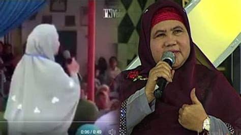 Sebagai bintang baru di indonesia dia sudah cukup dikenal lebih dahulu sebelumnya lewat miss indonesia 2007. Video Viral: Ibu Ini Langsung Kena Semprot Mamah Dedeh ...