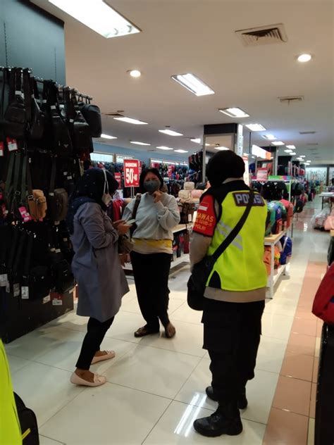 Polwan Polresta Sidoarjo Masuk Mall Sosialisasikan Patuh Protokol