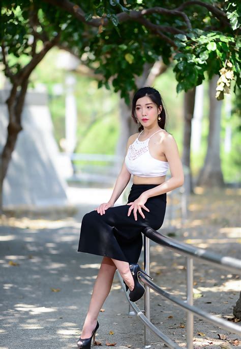 [street photo silk feet] no 162 sasha exposed belly high cut long skirt high heels and