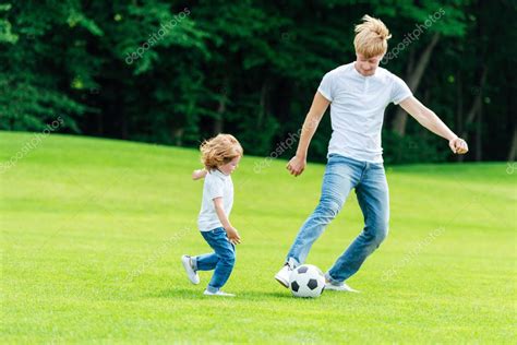 Padre E Hijo Jugando Fútbol En El Parque 2022