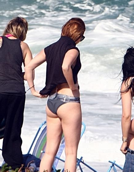 the fretelin celebrity news penampakan tatto di tubuh miley cyrus sewaktu berbikini di pantai