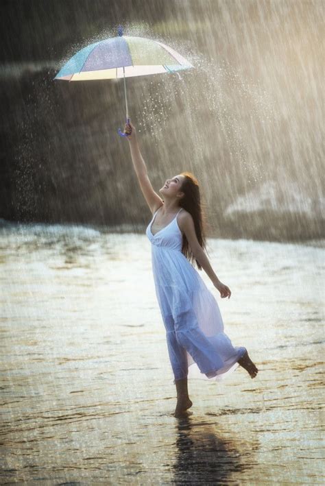 Premium Photo Pretty Young Woman With Rainbow Umbrella Under Summer Rain Фотография дождя