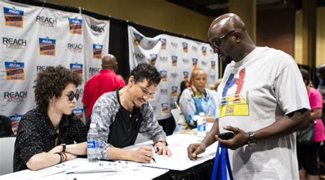 How To Get Celebrity Autograph Signings
