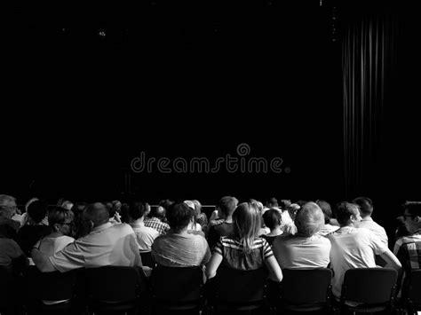 Audiencia En Un Teatro Que Espera El Funcionamiento Para Comenzar Foto