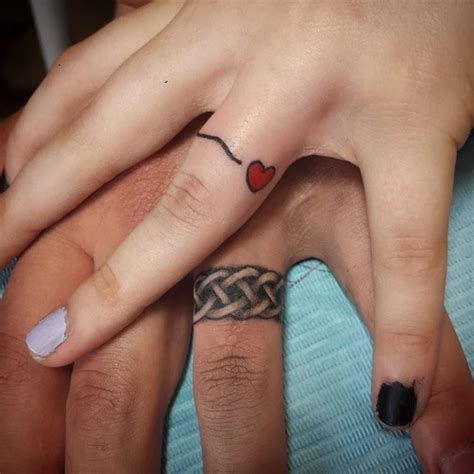 Tatuajes De Anillos En Los Dedos Entrelazados De Compromiso Tatuaje De Anillos Tatuaje Anillo