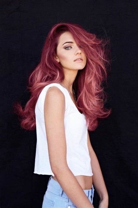 Une Coiffure Avec Volume Coloration Cheveux Rouge Framboise Maroon Hair Colors Burgundy Hair