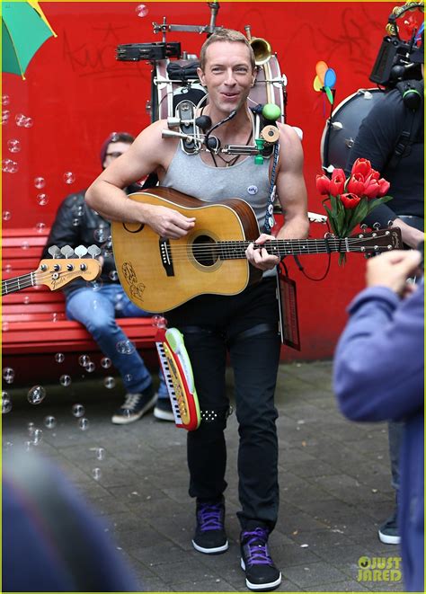 Chris Martin Flaunts Muscles For Coldplay S A Sky Full Of Stars Music Video Photo 3137546