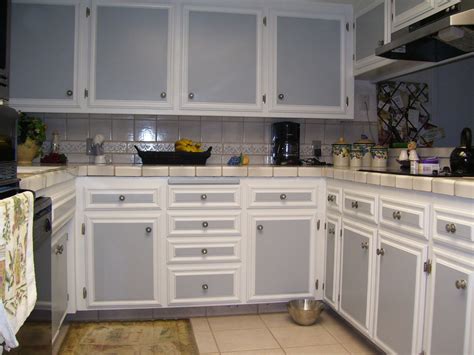 10 Two Tone Kitchen Cabinets Grey And White Decoomo