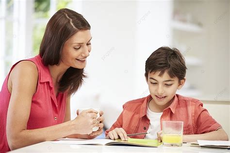 Madre Ayudando A Su Hijo Con La Tarea Fondos Naranja Adentro Té