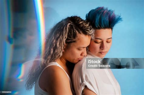 象徴的な虹のlgbtシンボルで抱き合う本物のレズビアンのカップル 2人のストックフォトや画像を多数ご用意 2人 Lgbtqi Lgbtqiaの文化 Istock
