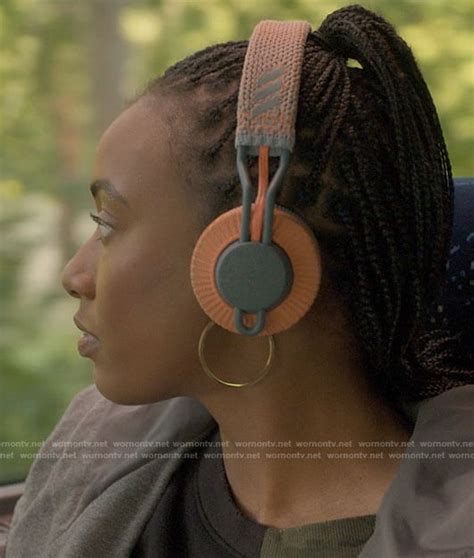 Wornontv Whitney’s Orange Headphones On The Sex Lives Of College Girls