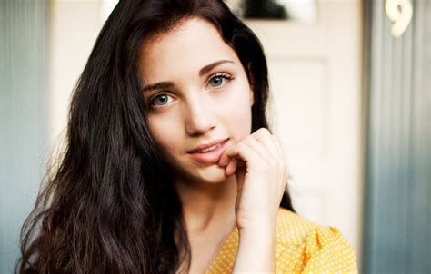 Обои Девушка Взгляд girl emily rudd картинки на рабочий стол раздел девушки скачать