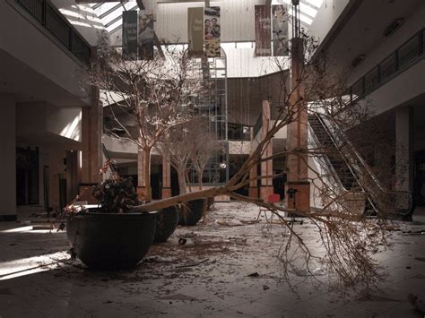 Step Inside The Abandoned Mall That S Been Left To Decay In Illinois