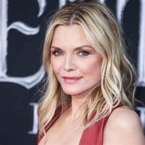 Michelle Pfeiffer Tries On Glasses In Stunning Ig Close Up As Fans