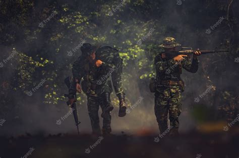 Soldado Del Ejército En Uniformes De Combate Con Ametralladora Foto