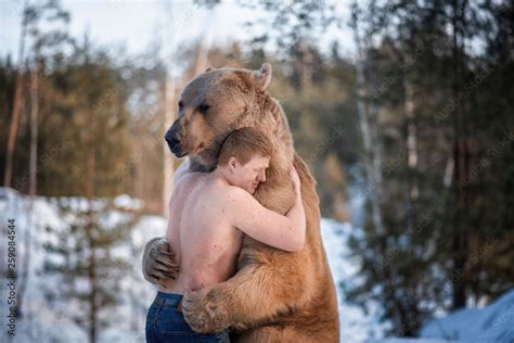 Fotografia Do Stock Half Naked Man Hugs A Brown Bear In A Winter
