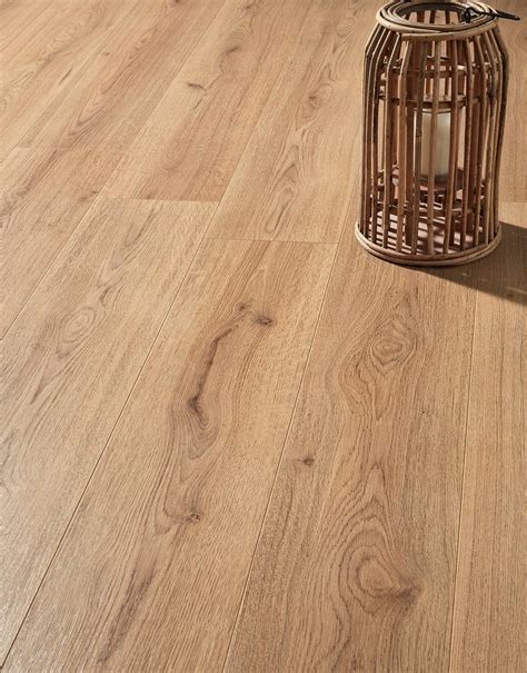 Light Oak Laminate Flooring Goodhome Stoke Natural Oak Effect