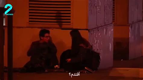 فتاة تركية 💝 تساعد شاب مصري ينام في الشارع ⛺ Youtube