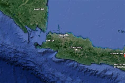 Kerak bumi terpecah jadi sejumlah lempeng tektonik, yang mengambang di cairan magma panas. Gempa dan Penanganannya Berdasarkan Penjelasan PVMBG