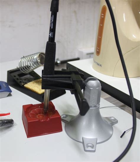 I am presenting a project that i duplicated of a very skilled guy, a welding station using a soldering iron hakko 907.is a very inexpensive project to do. DIY Soldering Station