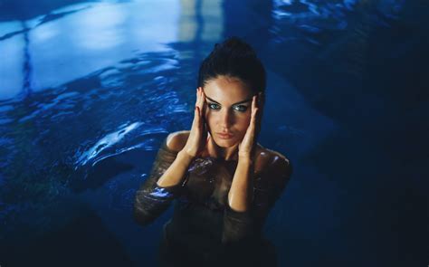 Wallpaper Sunlight Women Blue Eyes Brunette Reflection Photography Swimming Pool