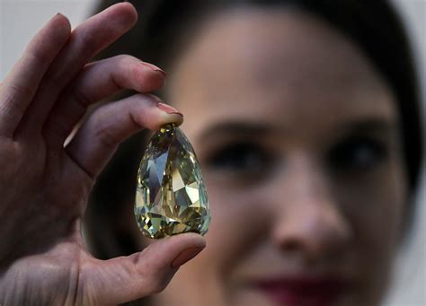 Zlatý kanár Newyorská aukční síň nabídne největší bezvadný diamant na