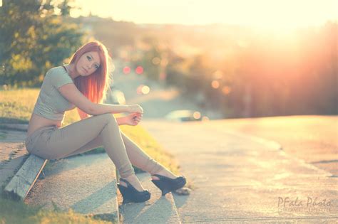 배경 화면 햇빛 야외 여성 여자들 빨간 머리 모델 일몰 애정 좌석 사진술 청바지 아침 감정 로맨스 색깔 소녀 아름다움 시즌 인물 사진