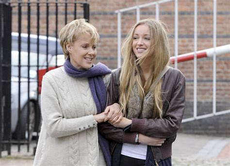 How Phoebe Dynevor Watched Bridgertons Sex Scenes With Her Mum