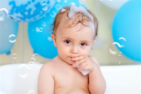 Retrato De Um Menino Tomando Banho Em Um Banho Com Balões E Bolhas De