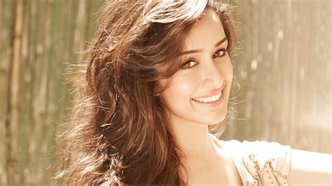Cute Smile Of Beautiful Bollywood Actress Shraddha Kapoor Hd Wallpapers