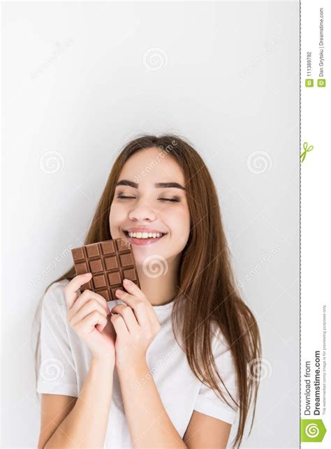 Mujer Joven Snacking En Una Barra Del Chocolate Foto De Archivo