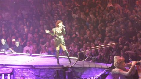 Die stiefmütterchen schwestern drehten ihre blauen gesichter zu frosch. ANDREA BERG - Ich liebe das Leben - LANXESS ARENA - Köln ...