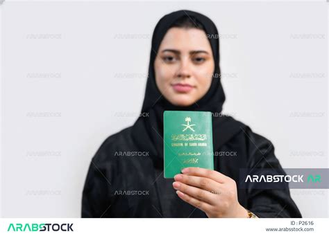 بورتريه لسيدة عربية خليجية سعودية ترتدي العباءة الخليجية تحمل بيدها