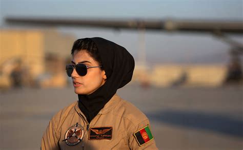 Imagens chocantes tomaram conta das redes sociais nesta manhã (16) envolvendo a situação do afeganistão e talibã. Primeira mulher piloto de avião do Afeganistão - 30/04 ...