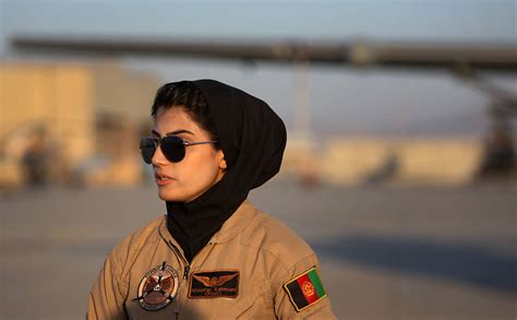 Presidente afegão ashraf ghani fugiu do país. Primeira mulher piloto de avião do Afeganistão - 30/04 ...
