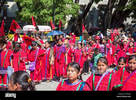 Oaxaca México Los miembros del grupo étnico Triqui protesta