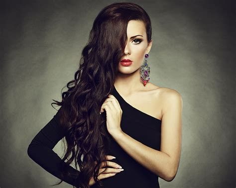 女性の黒のドレス、 外観、 女の子、 背景、 髪、 イヤリング、 化粧、 口紅、 黒のドレス、 肩、 赤い唇、 hdデスクトップの壁紙 wallpaperbetter