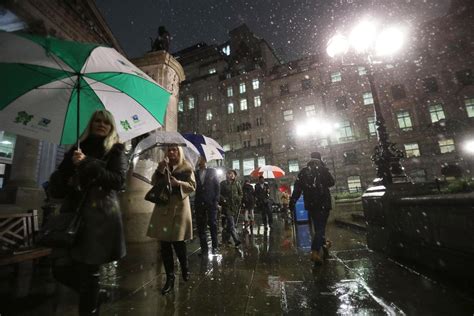 London Snow Alert Snow Arrives In Capital Amid Severe Weather Warnings