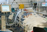 Woman on a ventilator in intensive care - Stock Image - C050/9970 ...