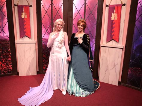 PHOTOS Anna And Elsa Debut New Frozen Costumes At Character Close Up Meet Greet In Disney