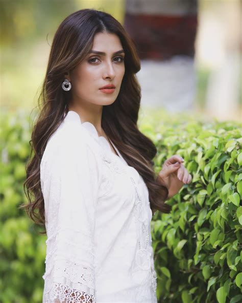Ayeza Khan Looking Stunning In New Clicks Daily Infotainment