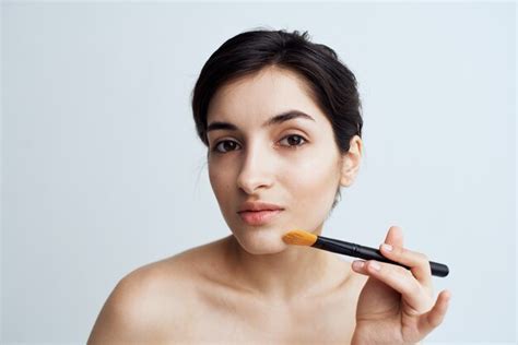 Mujer Con Hombros Desnudos Maquillaje Piel Cuidado Primer Plano