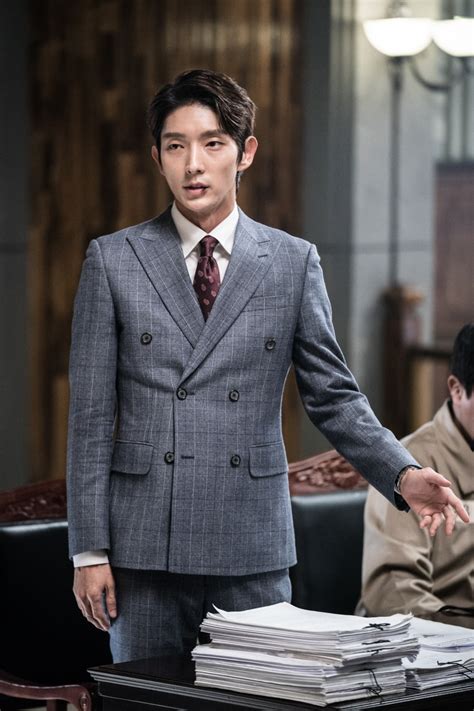 Lee Joon Gi Smiles In Handcuffs And Shows Confidence In The Courtroom In “lawless Lawyer” Soompi