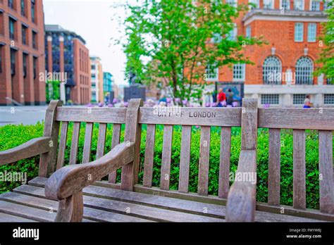 Bench Urban City London England Hi Res Stock Photography And Images Alamy